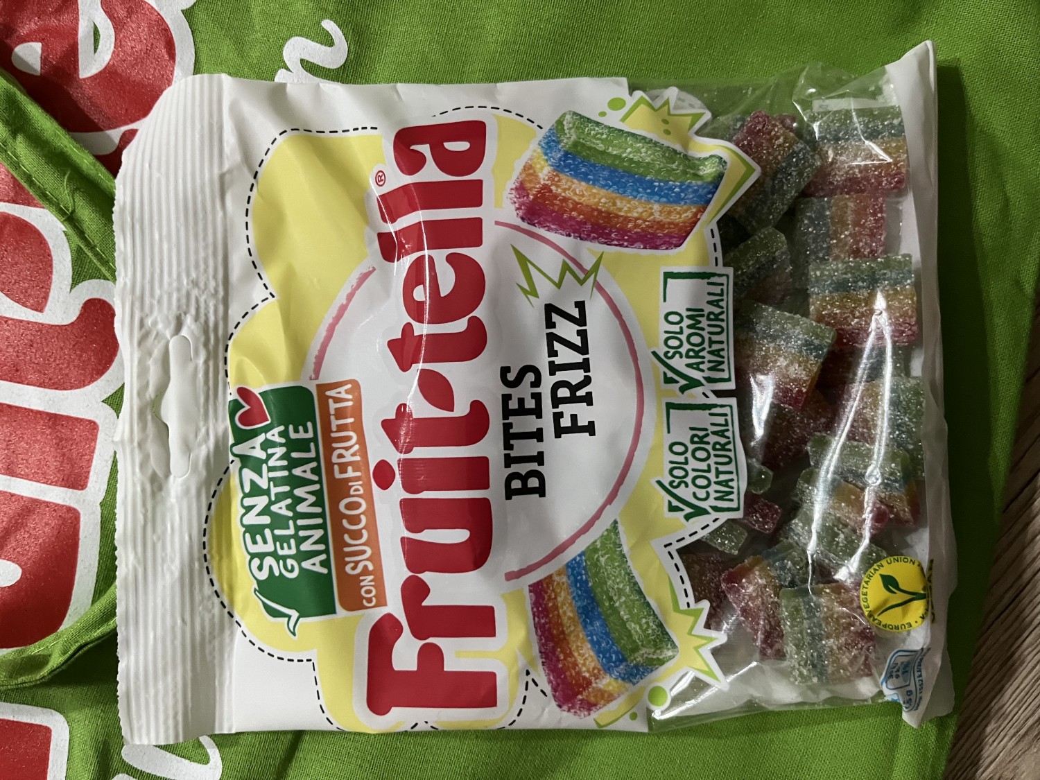 Fruittella Bites Frizz, Caramelle Gommose, Gusto Frutta Assortita, Con  Succo di Frutta, Senza Gelatina Animale, 1 busta Da 140 Grammi : :  Alimentari e cura della casa